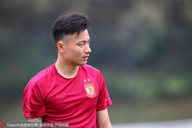 一时半会也到不了，总不能让大家都在这里等着我的钱到账吧，要不这样，我先把我的协和客机押在你这，给你写一个抵押协议、签字画押，折价三亿欧元，你只要给我三千万筹码、够我再玩一局的就行了，你看如何？威廉心里都快笑疯了，脸上却硬是装作十分为难的样子，感慨道：叶先生，你那架协和客机确实非常难得，不过这协和客机也真的是老飞机了。